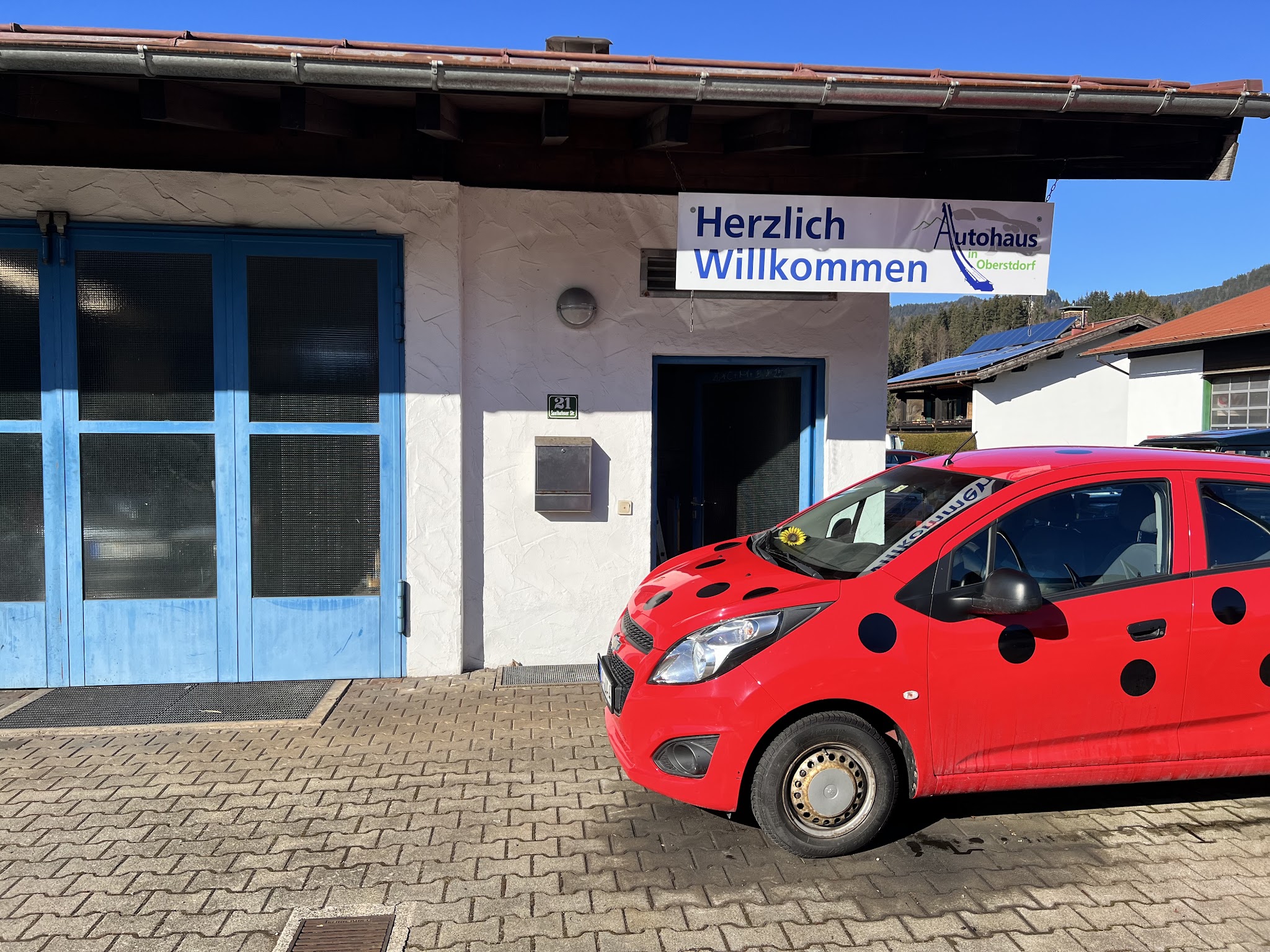 Werkstatttor mit Flügeltüren der autoOBERSTDORF Werkstatt