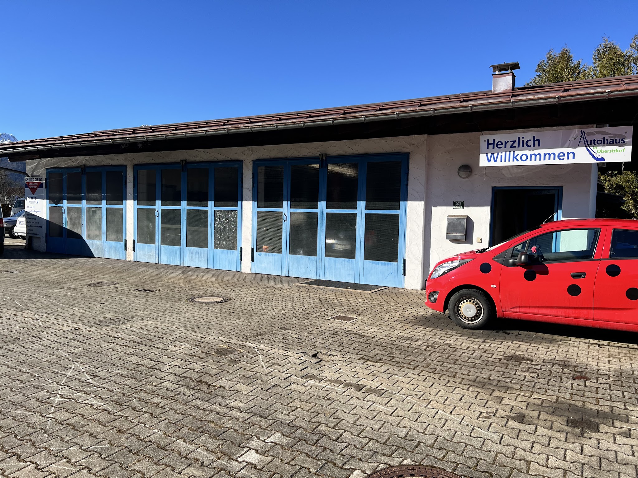 Außenansicht der Werkstatt mit Werkstatttoren