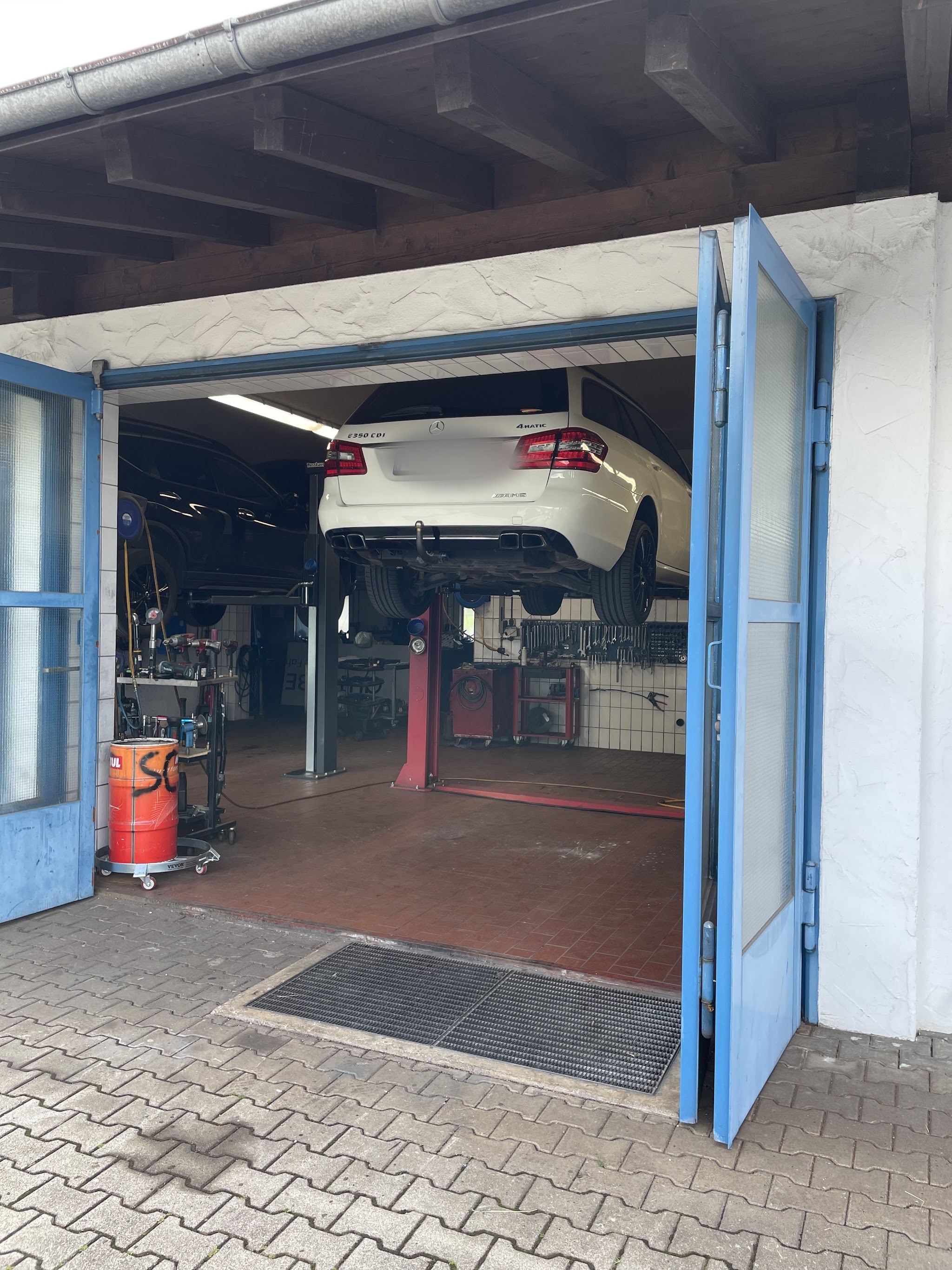 Fahrzeug auf der Hebebühne in der Werkstatt