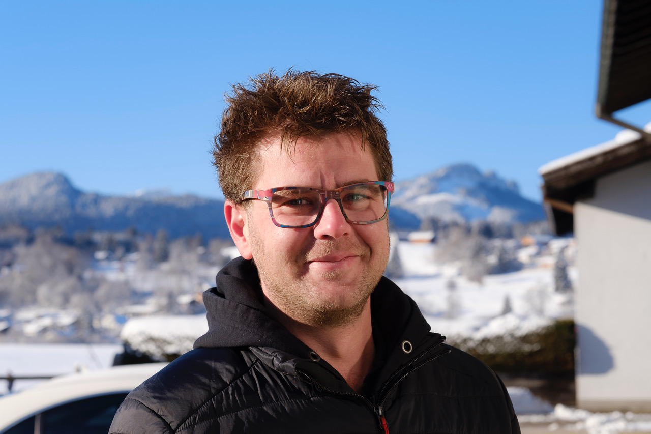 Das Team von autoOBERSTDORF vor der Oberstdorfer Bergkulisse